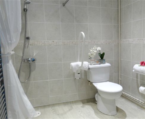 Spacious wet room ensuite